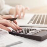 Jak zdecydować się na zakład pogrzebowy? Poradnik dla osób w żałobie.